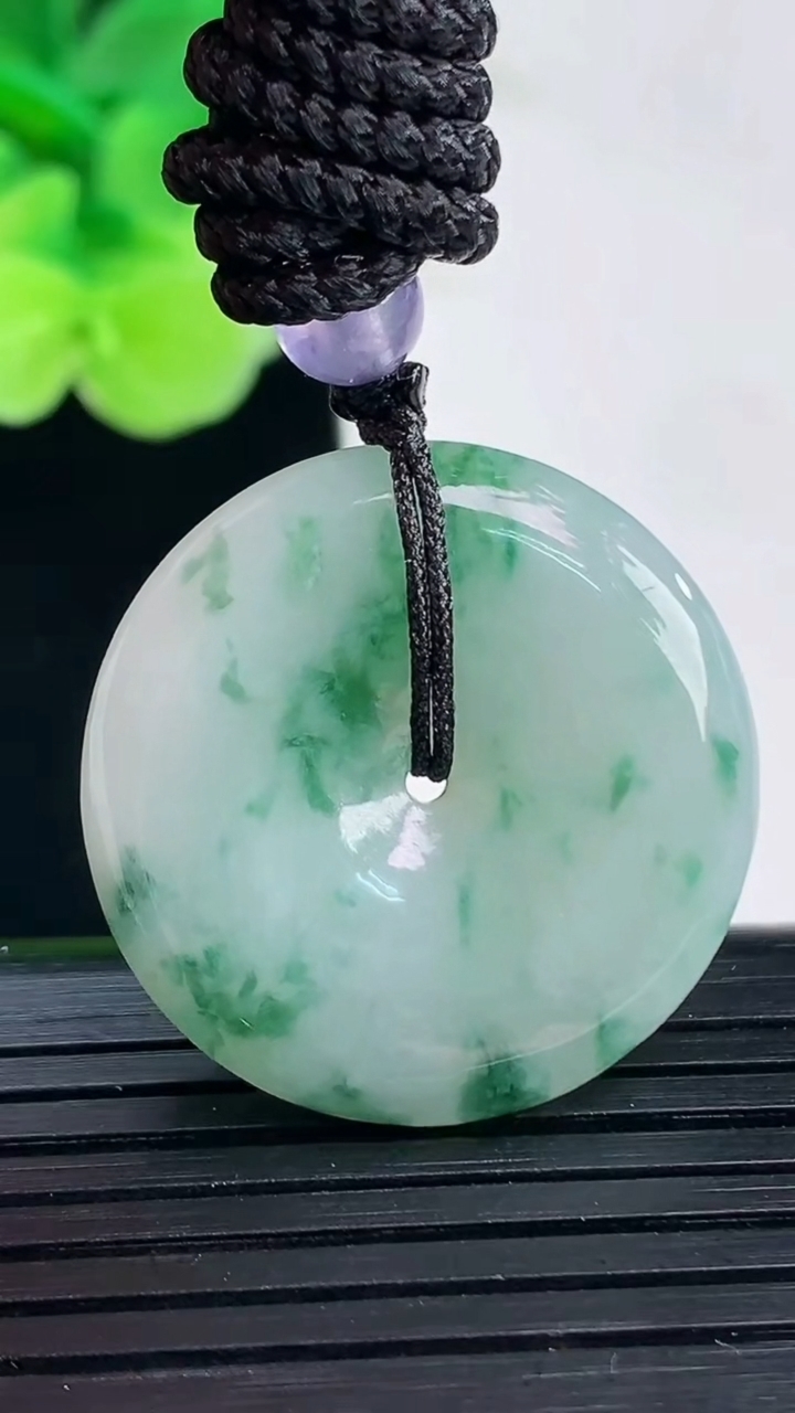 天然A货翡翠飘花平安扣吊坠尺寸28-5.8重:9.39g 64
4月6日