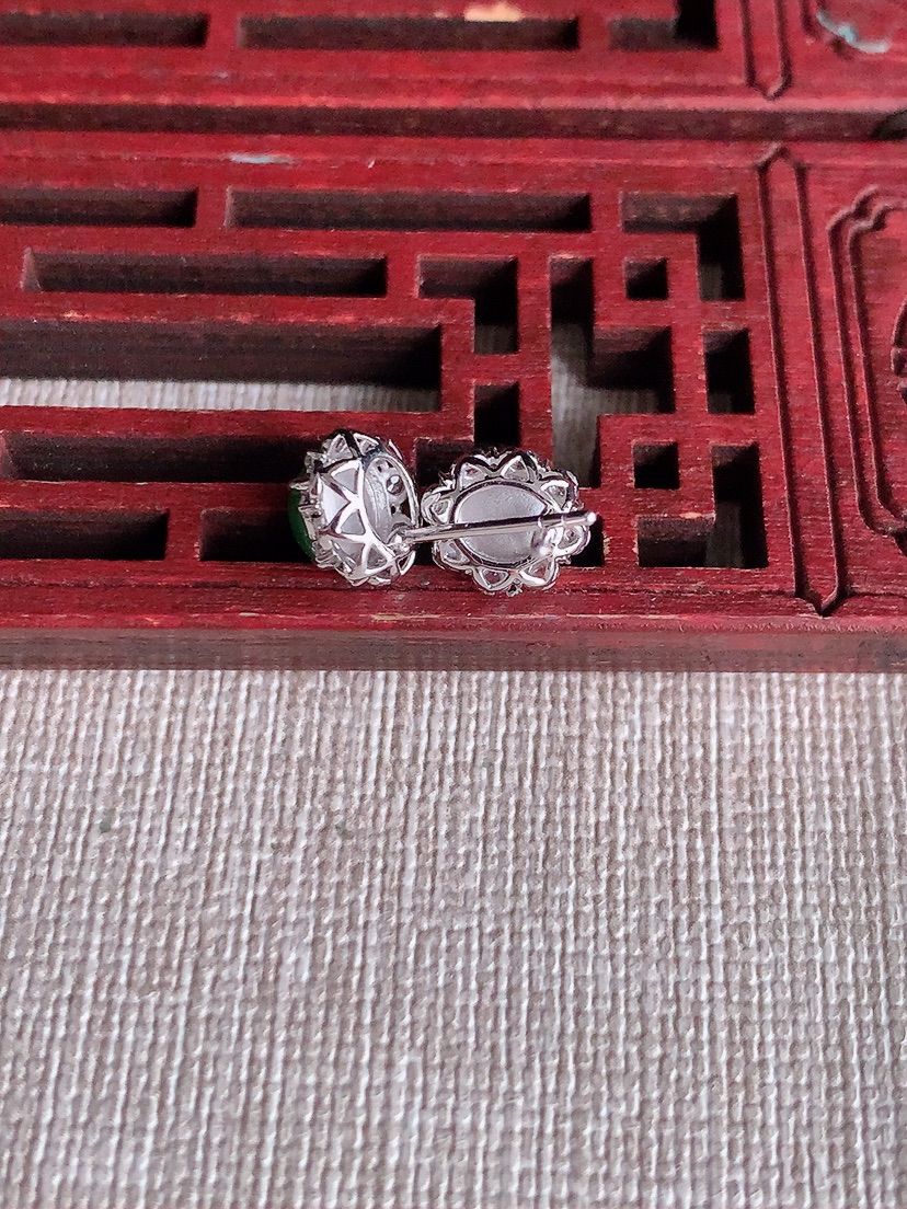 天然A货翡翠18K金伴钻镶嵌阳绿蛋面耳钉 
尺寸6-5.3mm 重量1.58g 0403