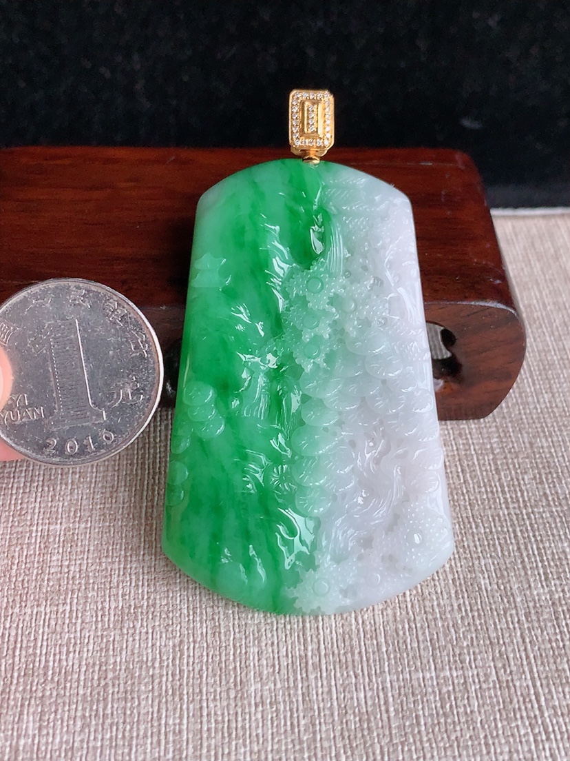 天然A货翡翠18K金伴钻镶嵌白底青飘绿意境山水牌吊坠 
尺寸71-61.8-38.8-5.6mm 重量29.38g 0403