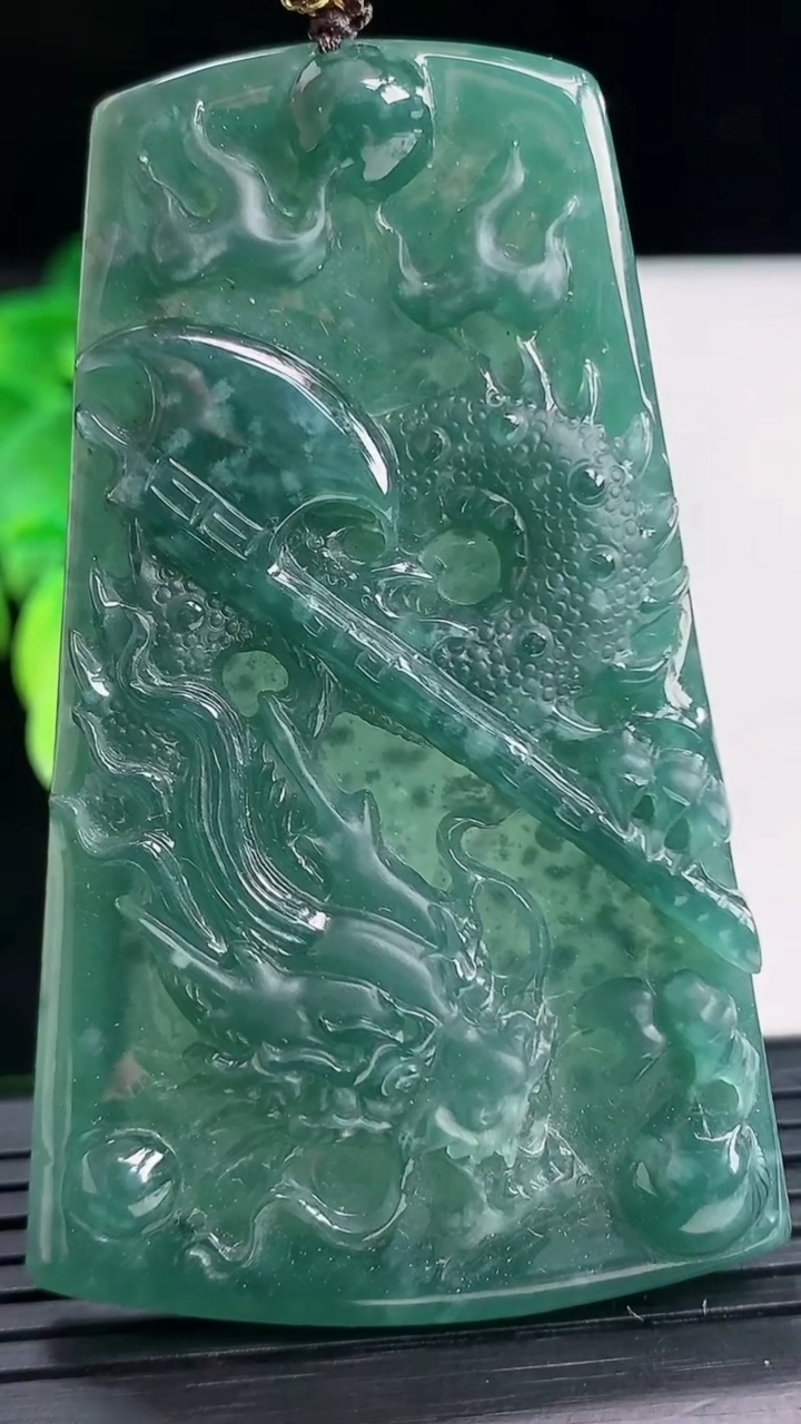 天然A货翡翠龙牌吊坠尺寸66.9-41.2-7.2重量:34.05g
4月6日