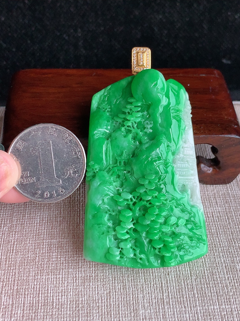 天然A货翡翠18K金伴钻镶嵌白底青飘阳绿意境山水牌吊坠  
尺寸70.6-61.5-68.8-12.5mm 重量55.40g 0403