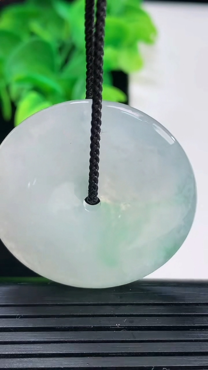 天然A货翡翠平安扣吊坠尺寸35.7-5.7重量:16.43g
4月6日