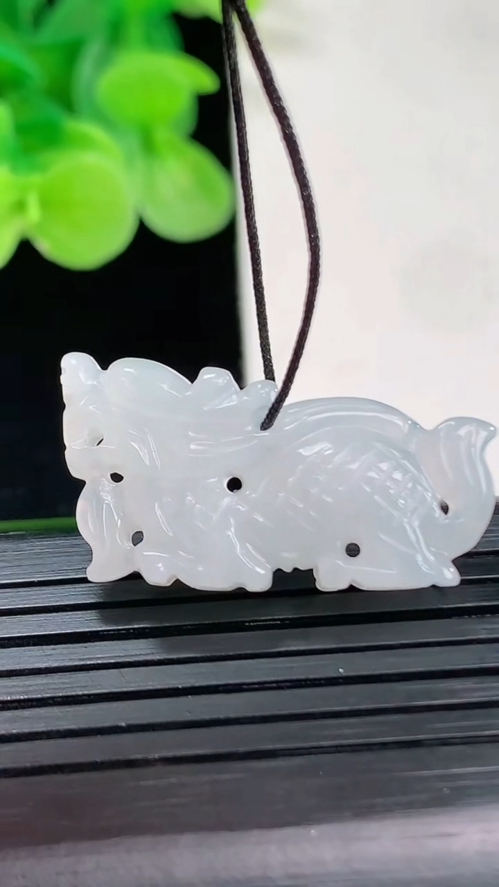 天然A货翡翠龙牌吊坠尺寸14.8-29-6.2重量:5.03g
4月6日