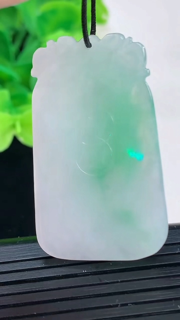 天然A货翡翠生肖鸡吊坠尺寸41.4-24.6-5.6重量:11.27g
4月6日