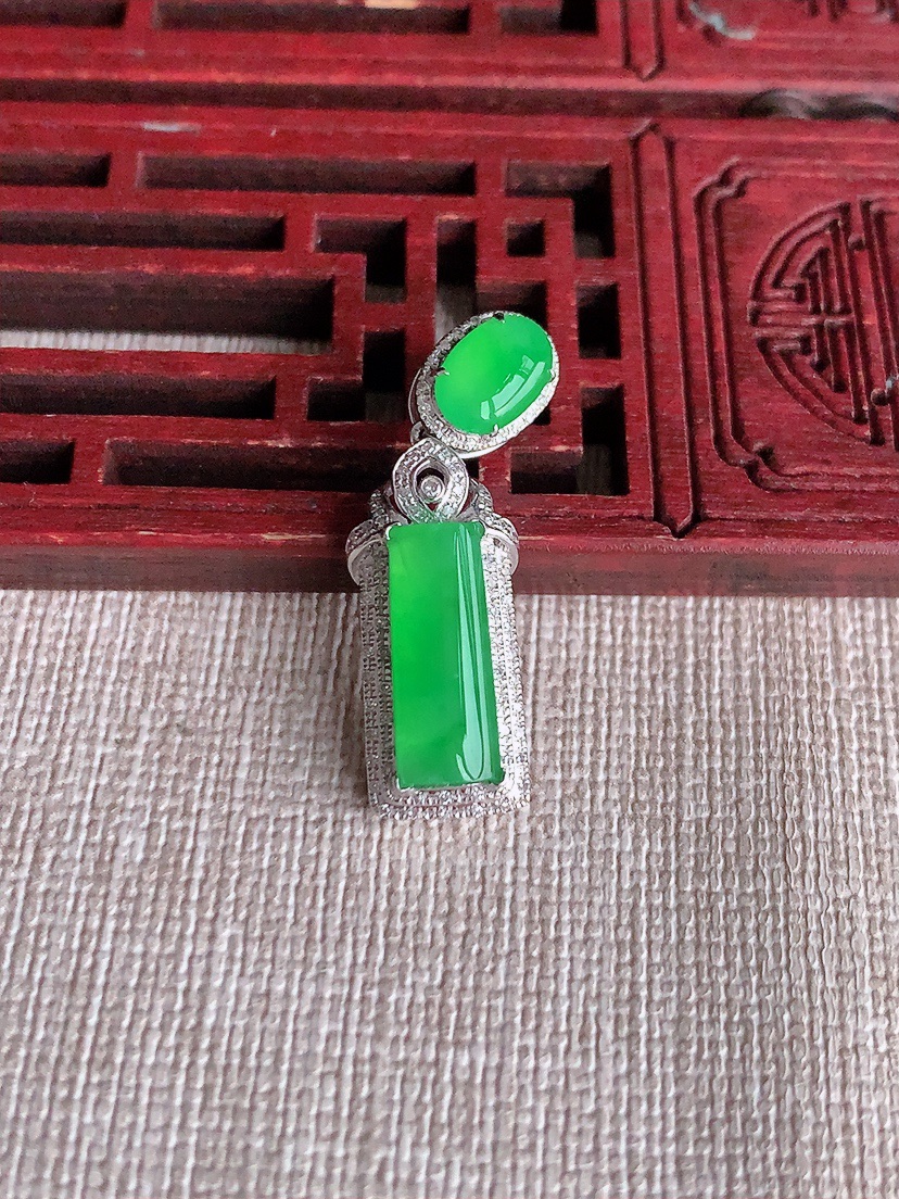 天然A货翡翠18K金伴钻镶嵌满绿无事牌吊坠  
尺寸30.5-9.6-5.6裸石14.2-5.6mm 重量2.68g 0403
