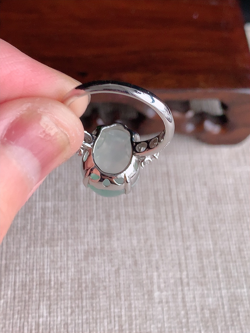 天然A货翡翠18K金伴钻镶嵌晴水招财金蟾戒指 圈口17.4裸石
尺寸14.4-10.8mm 重量4.05g 0403