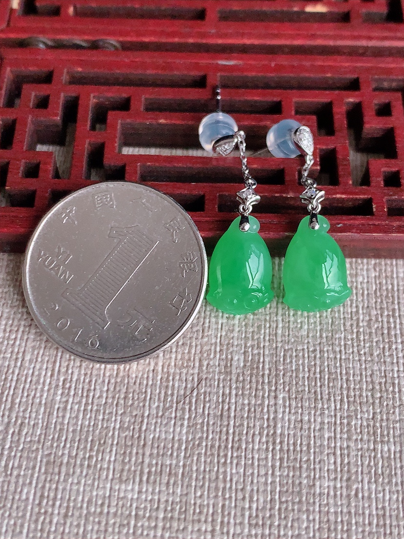天然A货翡翠18K金扣头满绿莲蓬耳坠吊 
尺寸13.3-10-5.5mm 重量3.35g 0403