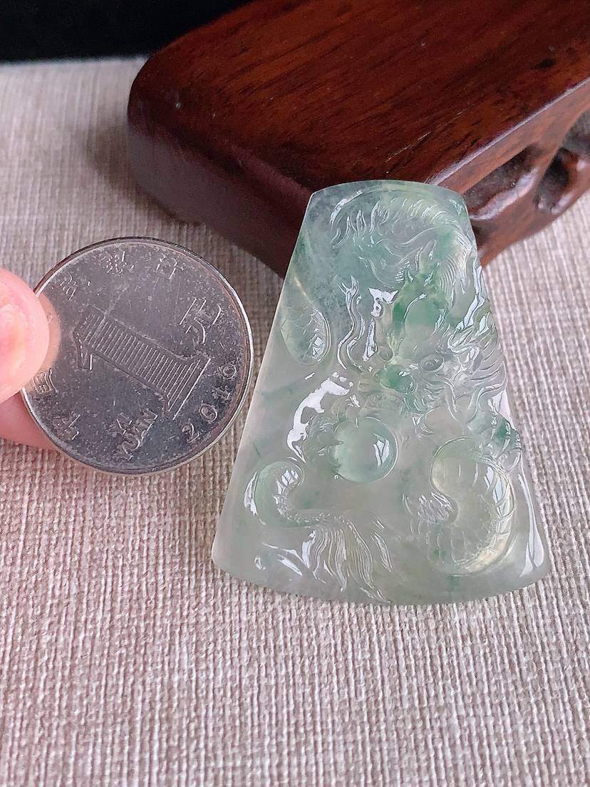 天然A货翡翠飘花龙牌吊坠 
尺寸43-33.8-4.8mm 重量11.12g 0403