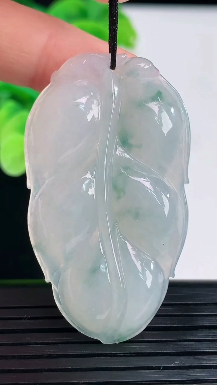 天然A货翡翠飘花金枝玉叶 叶子吊坠尺寸48.5-27.9-6.8重量:15.11g
4月6日