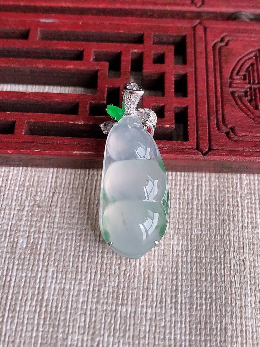 天然A货翡翠18K金伴钻镶嵌飘花四季豆福豆平安豆吊坠  
尺寸31.2-25.2-11.8-7.3m