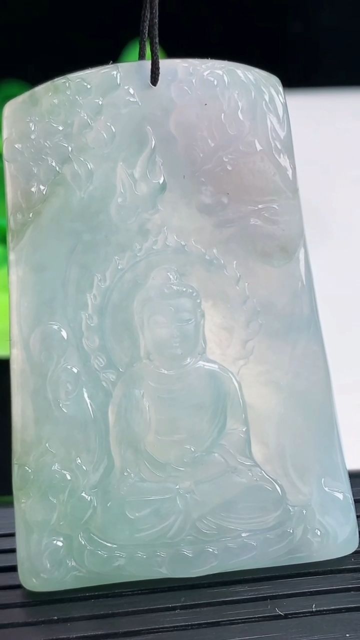 天然A货翡翠飘花阿弥陀佛吊坠尺寸57.1-38.6-5.3重量:29.07g
4月6日