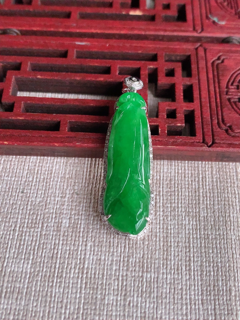 天然A货翡翠18K金伴钻镶嵌满绿兰花吊坠  
尺寸38.5-12-6.5裸石32-10.3mm 重量