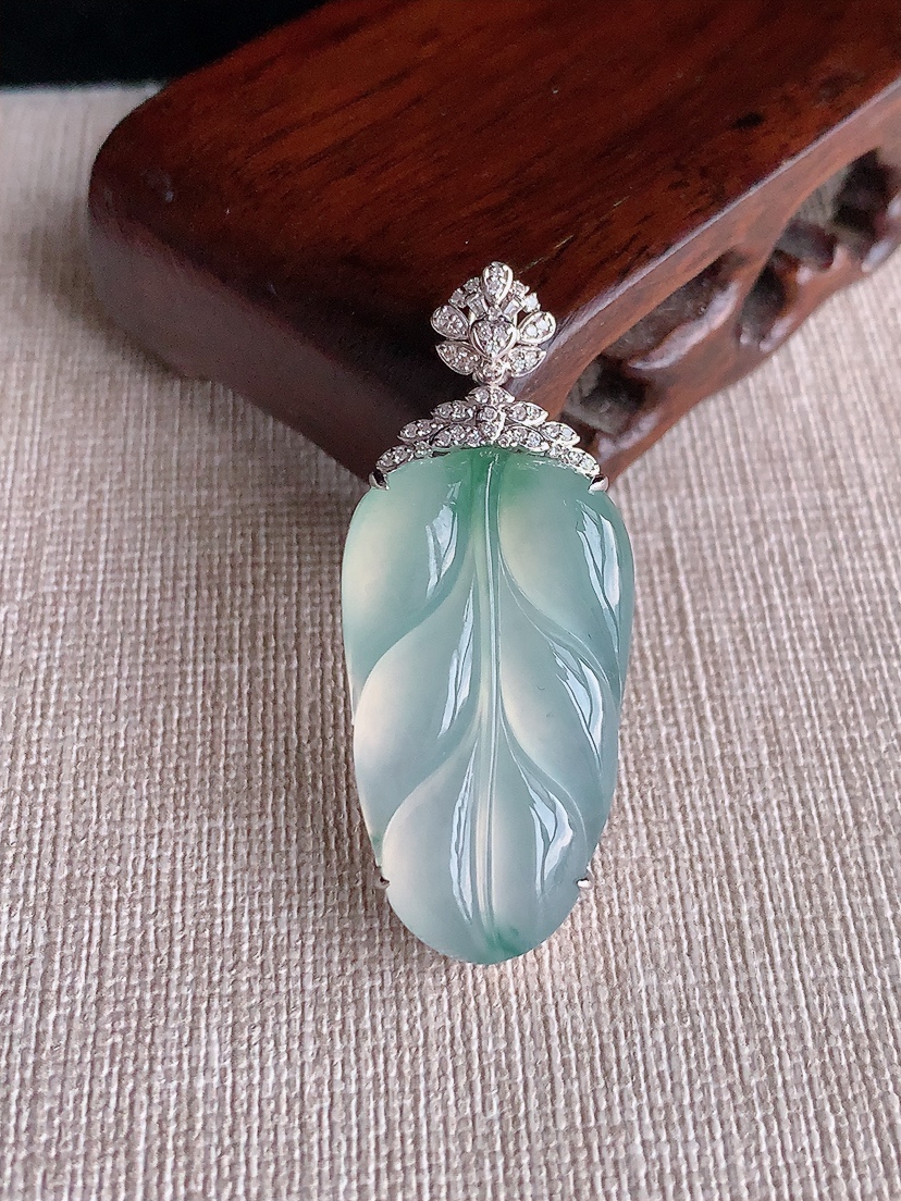 天然A货翡翠18K金伴钻镶嵌飘花叶子金枝玉叶吊坠 
尺寸43.8-32-18.2-8mm 重量10.