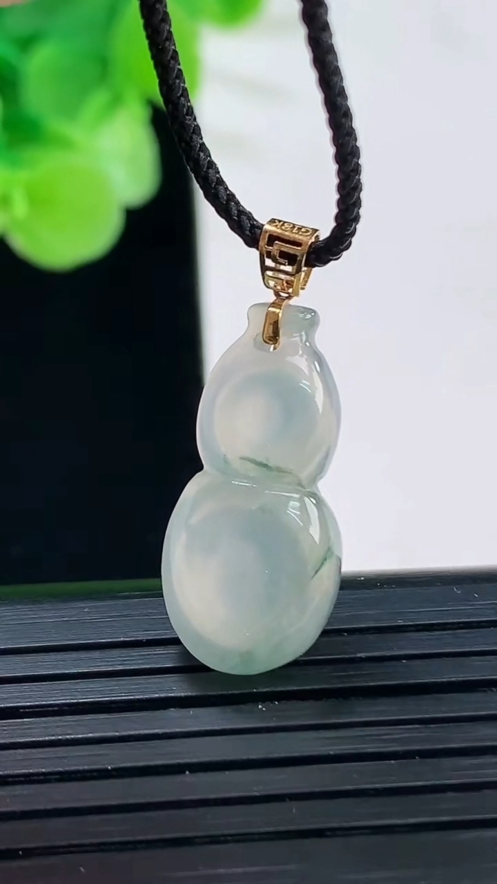 天然A货翡翠18K金飘花葫芦吊坠尺寸28.1-13.1-4.6重:1.95g
4月6日 637