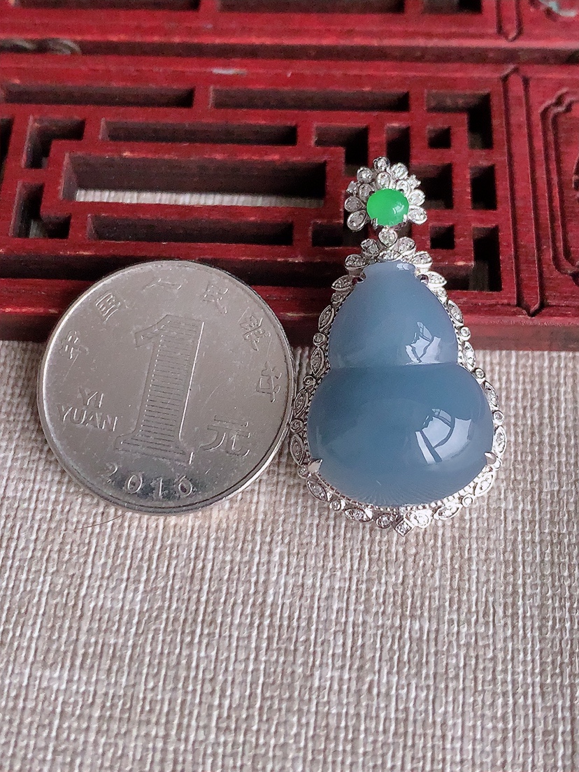 天然A货翡翠18K金伴钻镶嵌紫罗兰葫芦吊坠 
尺寸36.2-20-12.5裸石22-17mm 重量6.78g 0403