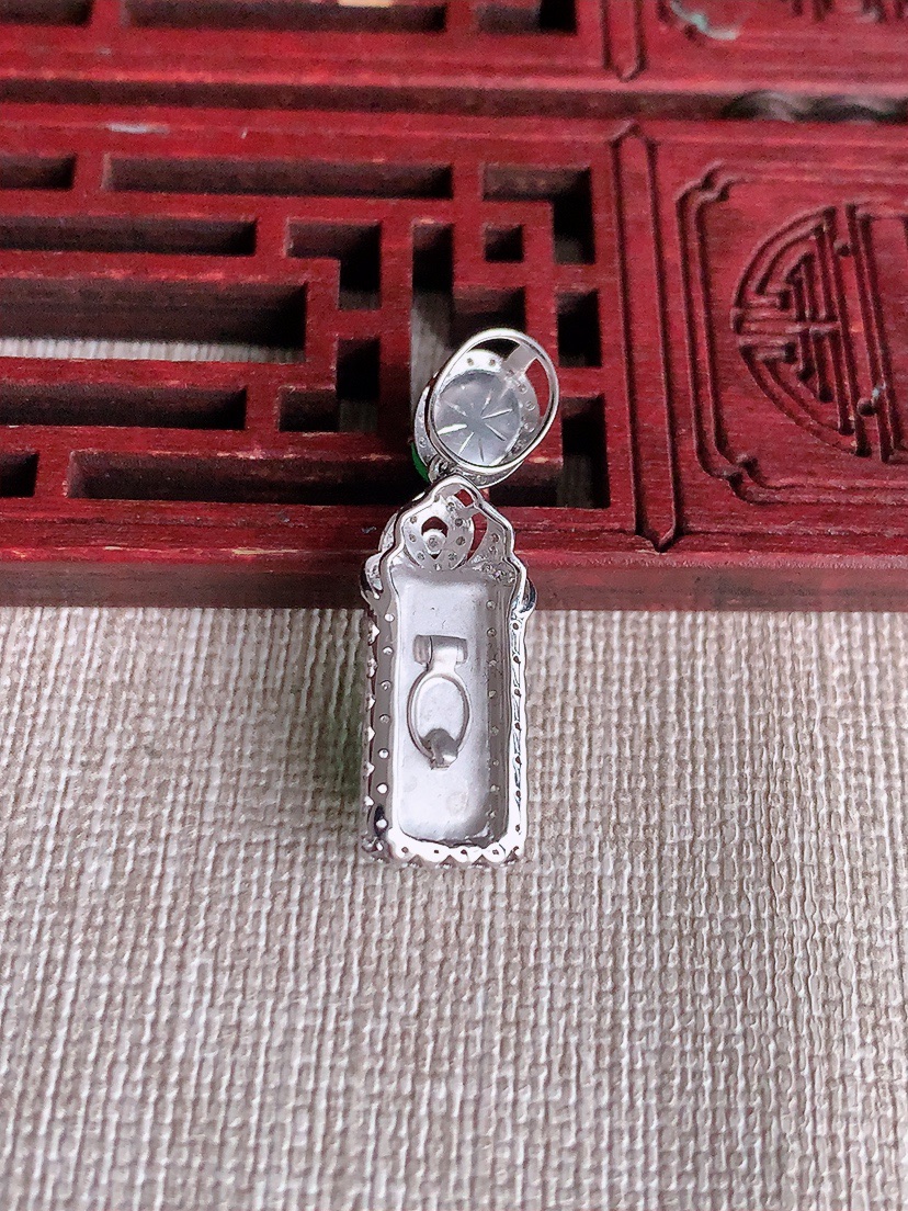 天然A货翡翠18K金伴钻镶嵌满绿无事牌吊坠  
尺寸30.5-9.6-5.6裸石14.2-5.6mm