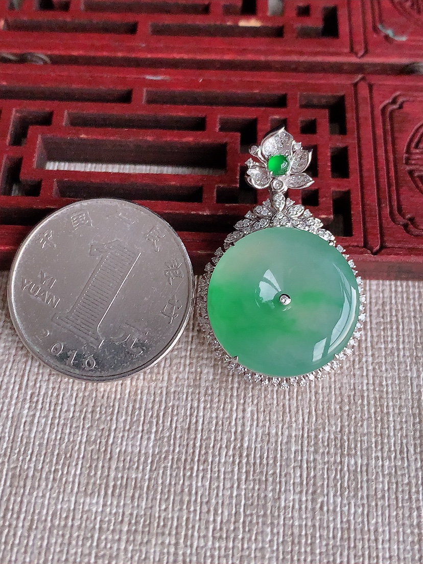 天然A货翡翠18K金伴钻镶嵌飘绿平安扣吊坠 
尺寸34.5-22-8裸石19.2mm 重量6.73g 0403