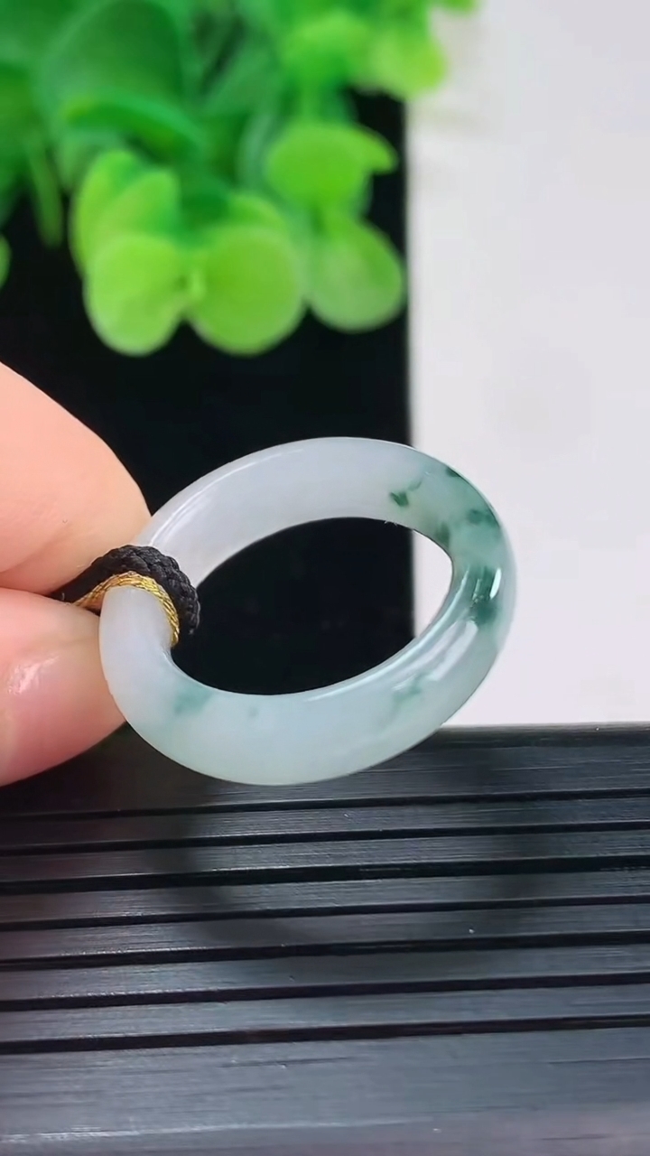 天然A货翡翠飘花指环戒指尺寸17.4-5.6-3.4重量:3.71g2026年4月6日
工厂直销收藏佳品,种好水足，色泽均匀，有种有色，上手高大气！