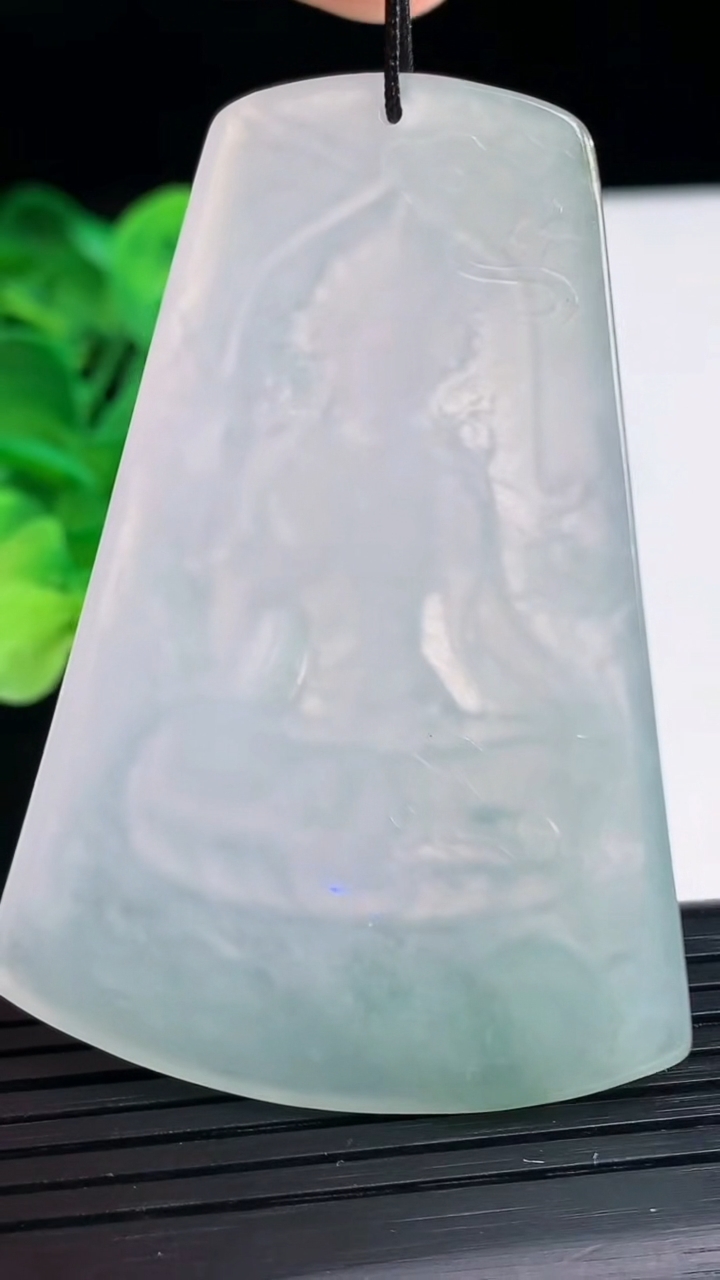 天然A货翡翠飘花大势至菩萨吊坠尺寸62.3-43.1-5.2重量:26.11g
4月6日