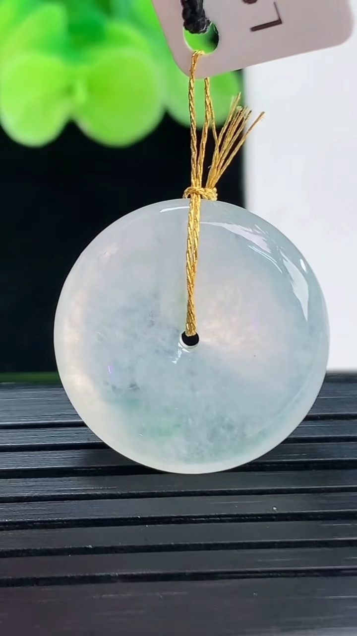 天然A货翡翠飘花平安扣吊坠尺寸21.2-4.2重量:4.47g
4月6日