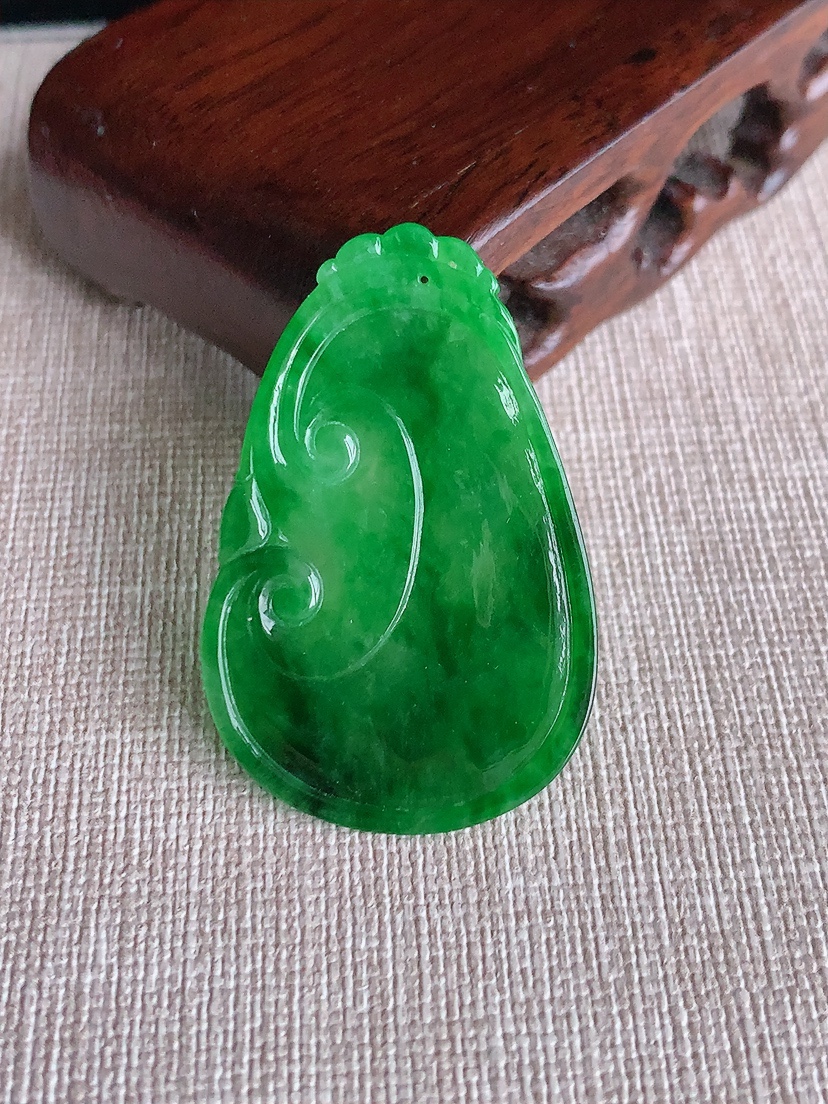 天然A货翡翠满绿如意吊坠  
尺寸41.8-27-2.8mm 重量6.36g 0403
