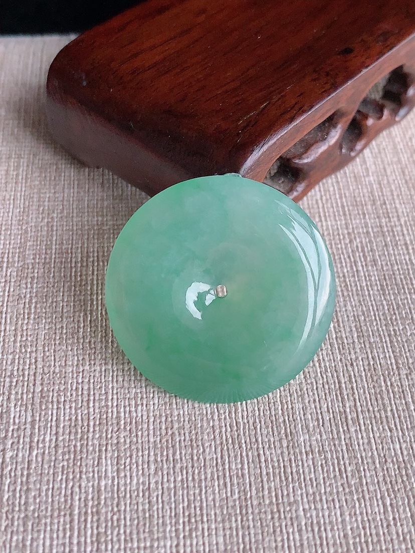 天然A货翡翠晴绿平安扣吊坠 
尺寸32.8-5.8mm 重量13.35g 0403