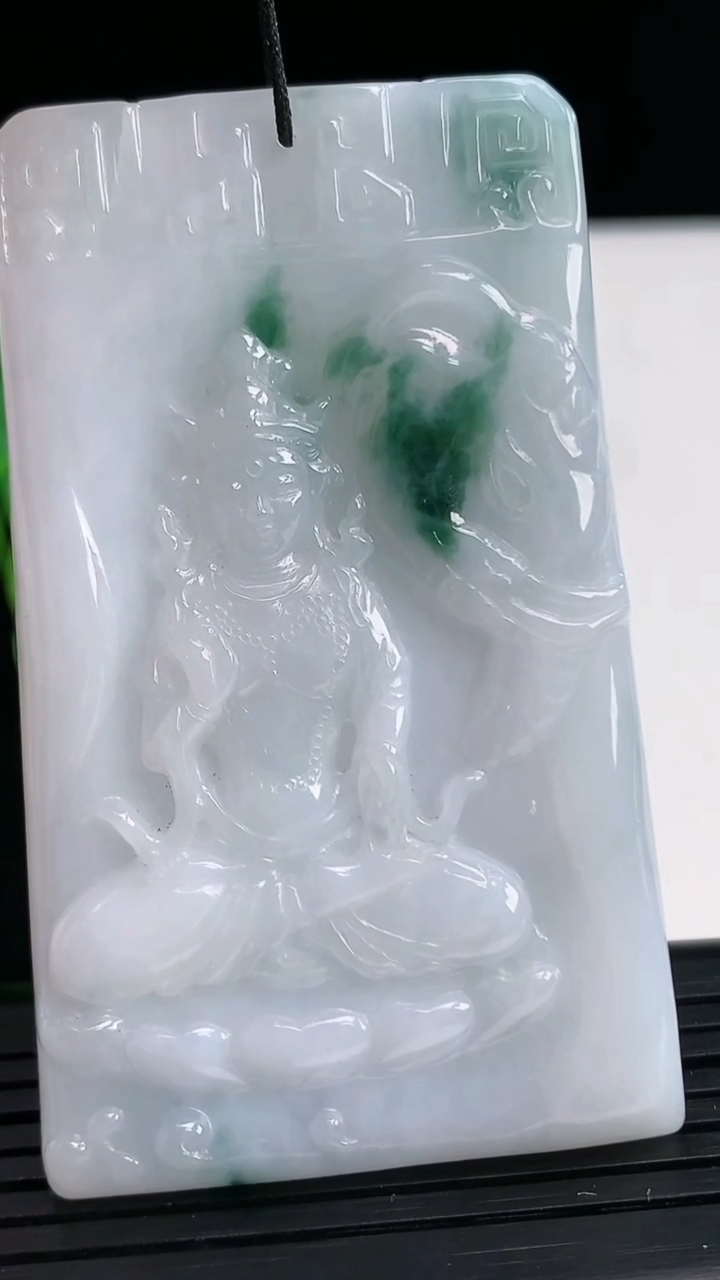 天然A货翡翠飘花普贤菩萨吊坠尺寸64.4-39.1-5.6重量:34.71g
4月6日