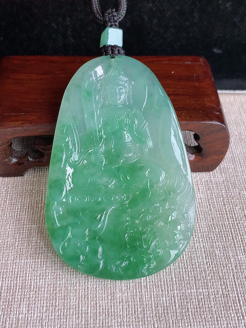 天然A货翡翠飘花大件文殊菩萨吊坠 
尺寸70.5-46-5.3mm 重量44.60g 0403