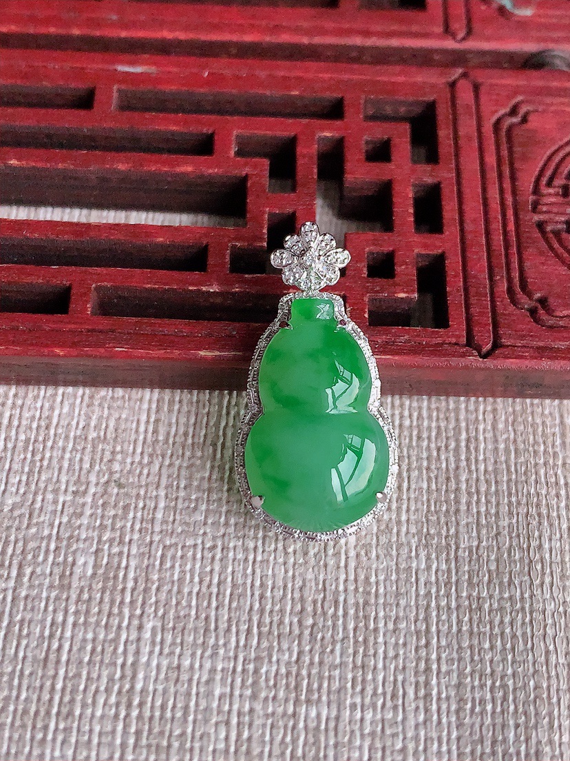 天然A货翡翠18K金伴钻镶嵌飘绿葫芦吊坠 
尺寸26-13-7裸石18.5-11.5mm 重量2.6