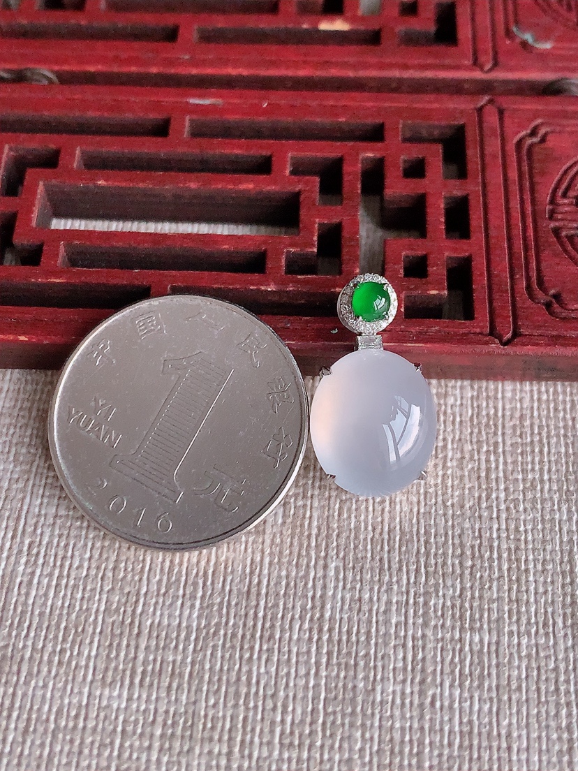 天然A货翡翠18K金伴钻镶嵌白冰白月光蛋面吊坠 
尺寸21.3-13.6-11.8-8.3mm 重量2.80g 0403