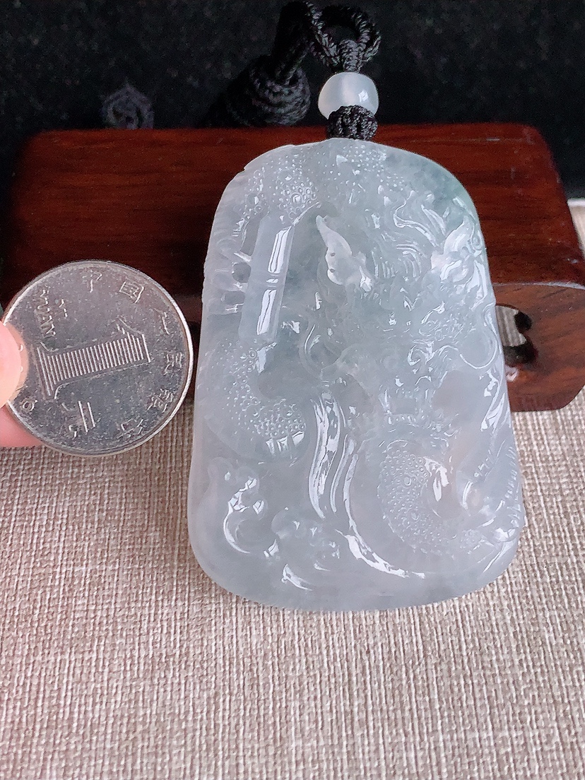 天然A货翡翠白冰白月光龙牌吊坠 
尺寸60.6-41.8-12.2mm 重量54.42g 0403