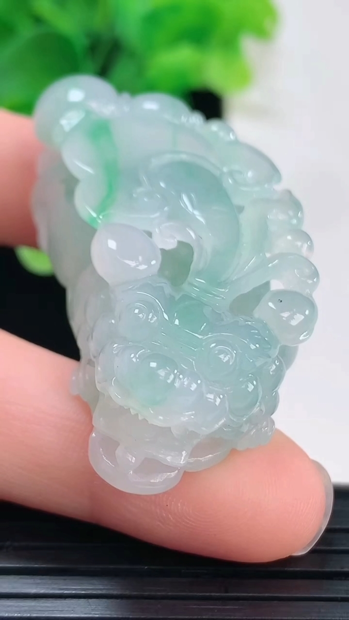 天然A货翡翠貔貅吊坠尺寸48-21.8-14.1重量:28.01g
4月6日