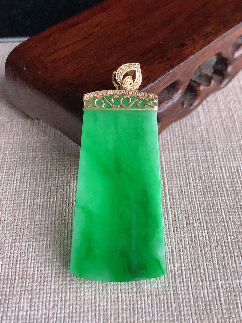 天然A货翡翠18K金伴钻镶嵌满绿无事牌吊坠 
尺寸51.6-43.3-21.8-3.5mm 重量10.38g 0403