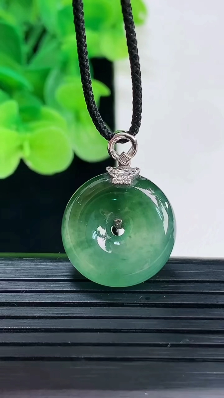 天然A货翡翠平安扣吊坠尺寸18.3-5.6重量:4.63g
4月6日