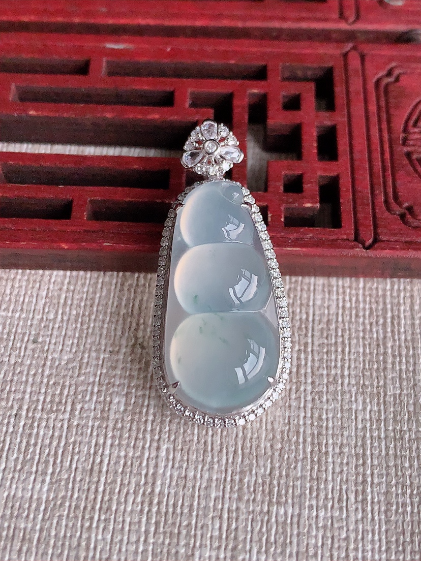 天然A货翡翠18K金伴钻镶嵌飘花四季豆福豆平安豆吊坠 
尺寸35.5-15.5-10.8裸石25.5