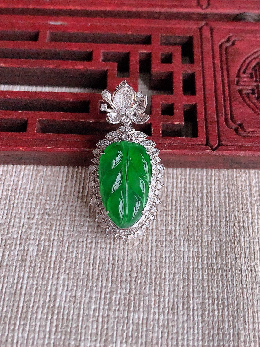 天然A货翡翠18K金伴钻镶嵌满绿叶子金枝玉叶吊坠 
尺寸28.8-13.8-9.3裸石15-9mm 重量4.10g 0403