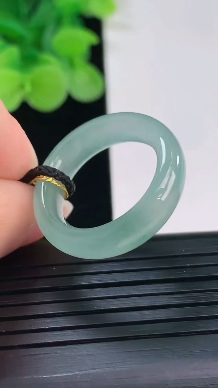 天然A货翡翠飘花指环戒指尺寸17.8-5.8-3.8重量:4.28g2026年4月6日
工厂直销收藏佳品,种好水足，色泽均匀，有种有色，上手高大气！