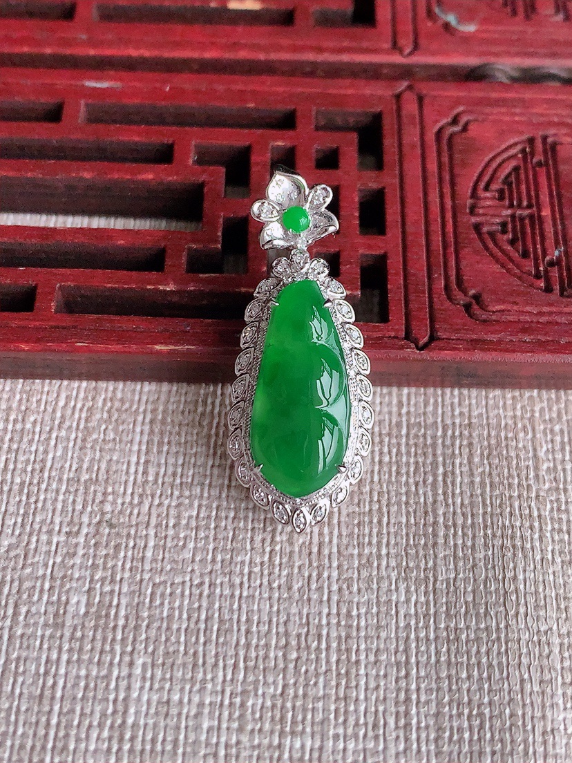 天然A货翡翠18K金伴钻镶嵌满绿四季豆福豆平安豆吊坠 
尺寸32-12.3-9.5裸石18-8mm 