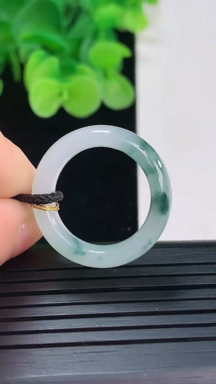 天然A货翡翠飘花指环戒指尺寸17.4-5.6-3.4重量:3.71g2026年4月6日
工厂直销收藏佳品,种好水足，色泽均匀，有种有色，上手高大气！