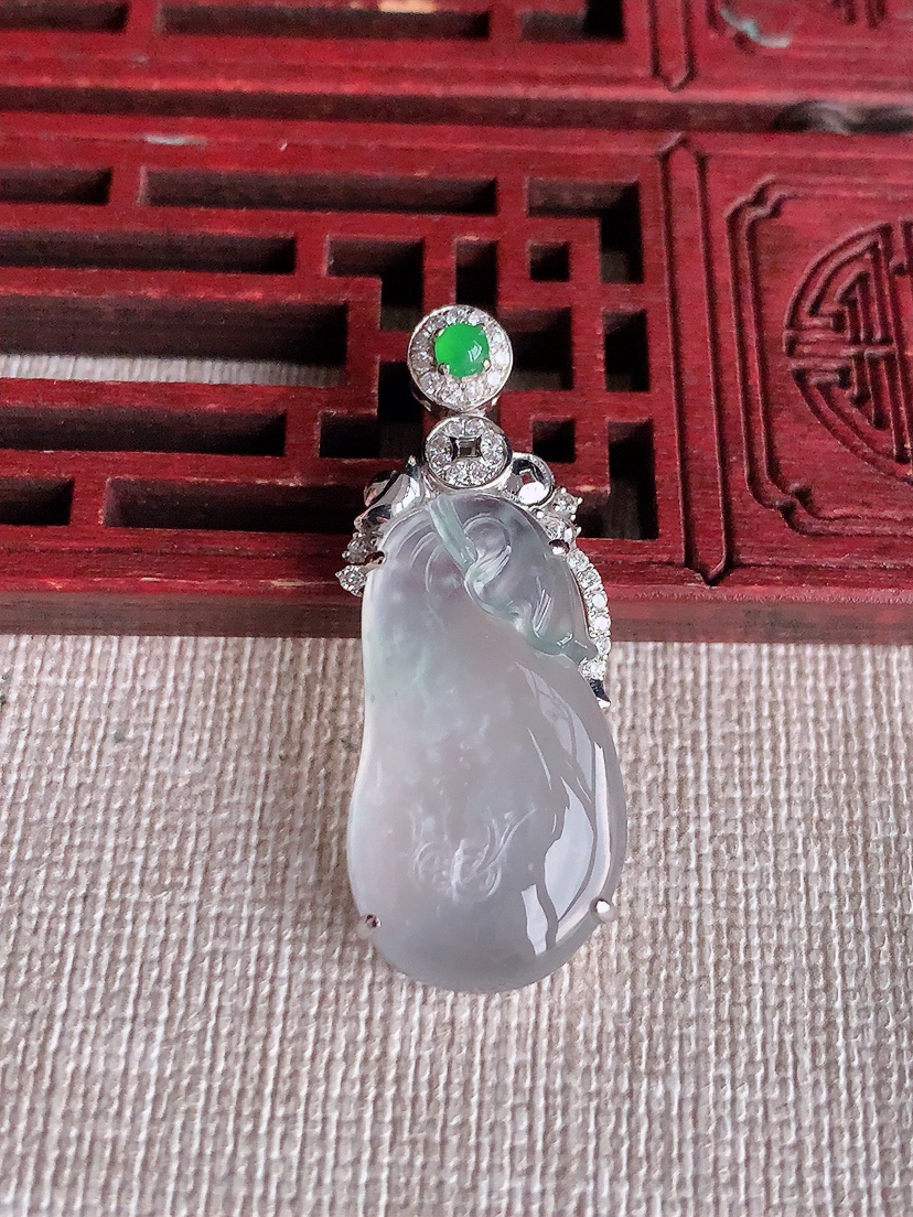 天然A货翡翠18K金伴钻镶嵌白冰白月光福袋代代有钱吊坠 
尺寸36-25.6-14.3-6mm 重量