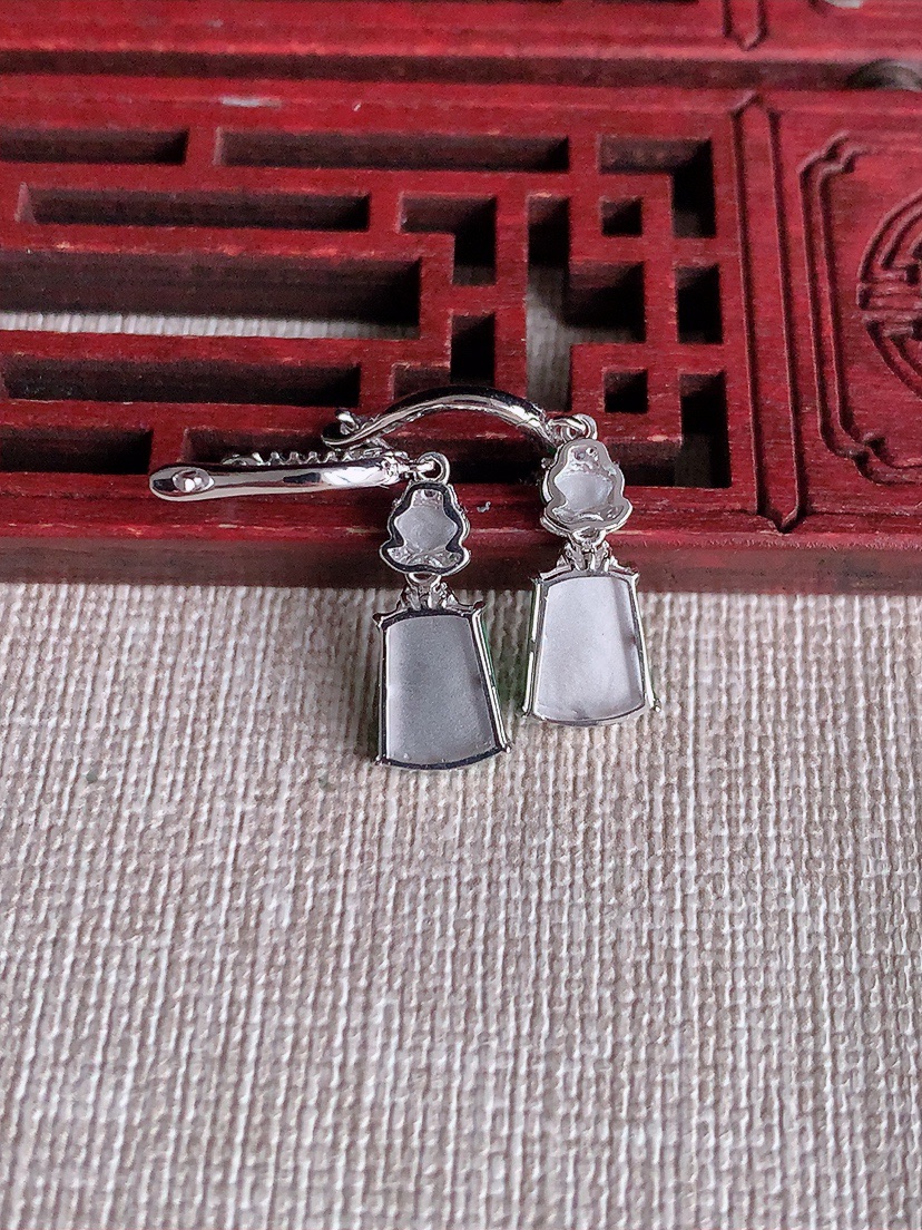 天然A货翡翠18K金伴钻镶嵌阳绿无事牌耳坠 
尺寸9-6.6-2.6mm 重量2.58g 0403