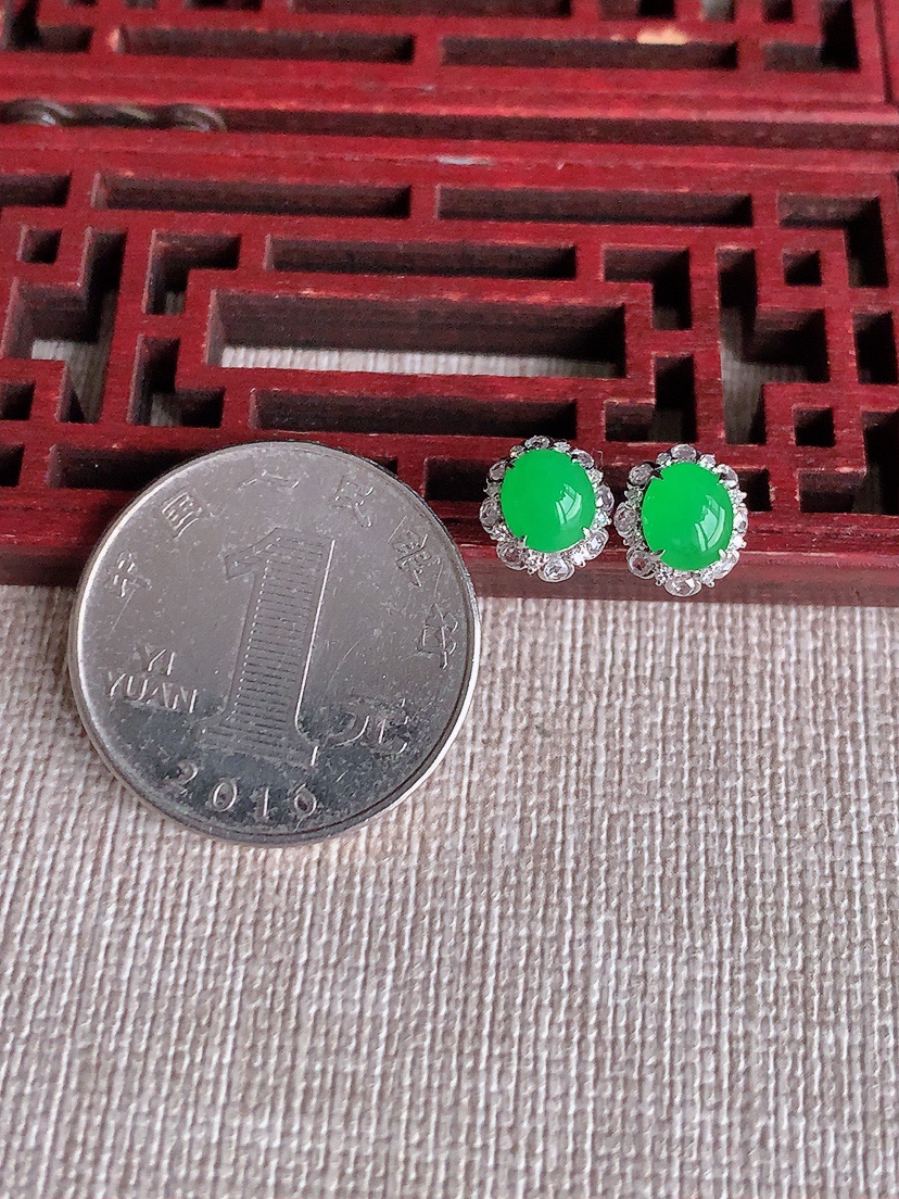 天然A货翡翠18K金伴钻镶嵌阳绿蛋面耳钉 
尺寸6-5.3mm 重量1.58g 0403