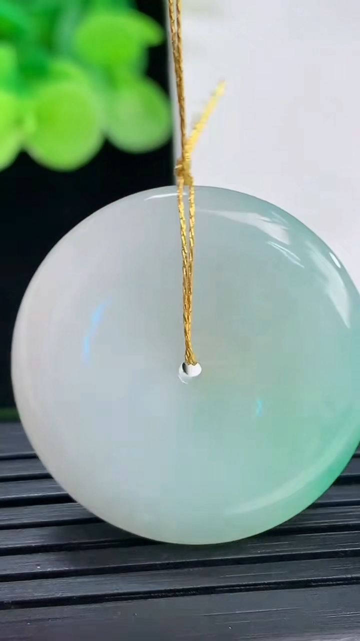 天然A货翡翠平安扣吊坠尺寸28.9-5.5重量:10.37g
4月6日