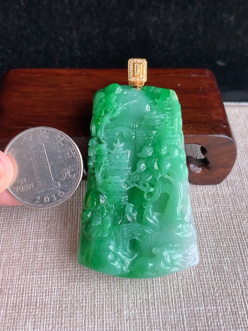 天然A货翡翠18K金伴钻镶嵌飘绿意境山水牌吊坠  
尺寸70.2-61.2-36.3-11.8mm 重量57.75g 0403