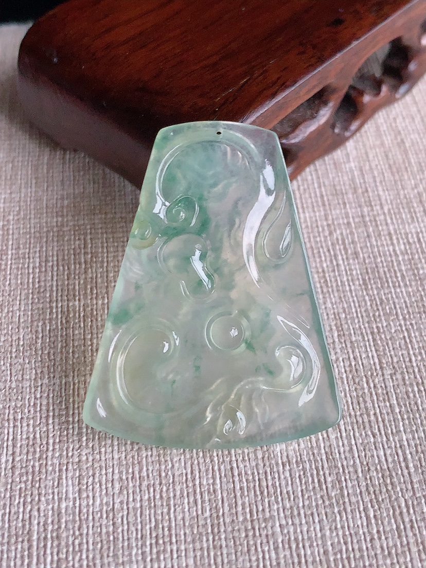 天然A货翡翠飘花龙牌吊坠 
尺寸43-33.8-4.8mm 重量11.12g 0403