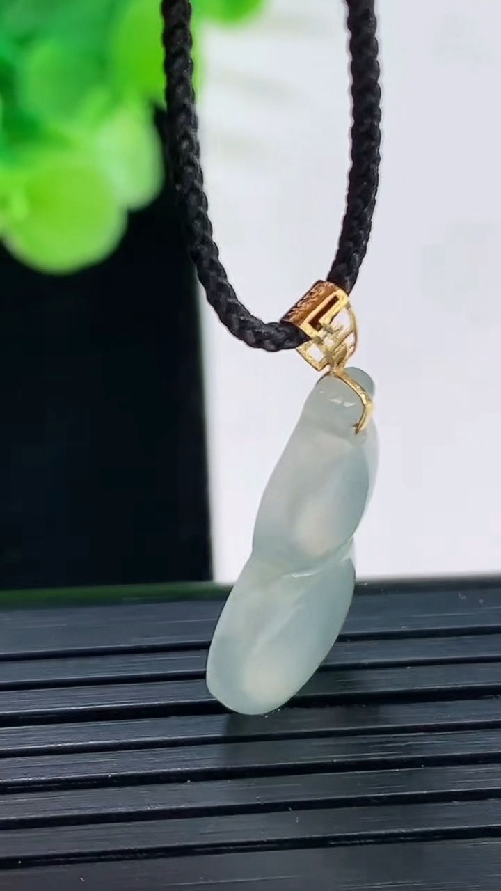 天然A货翡翠18K金飘花葫芦吊坠尺寸28.1-13.1-4.6重:1.95g
4月6日 637