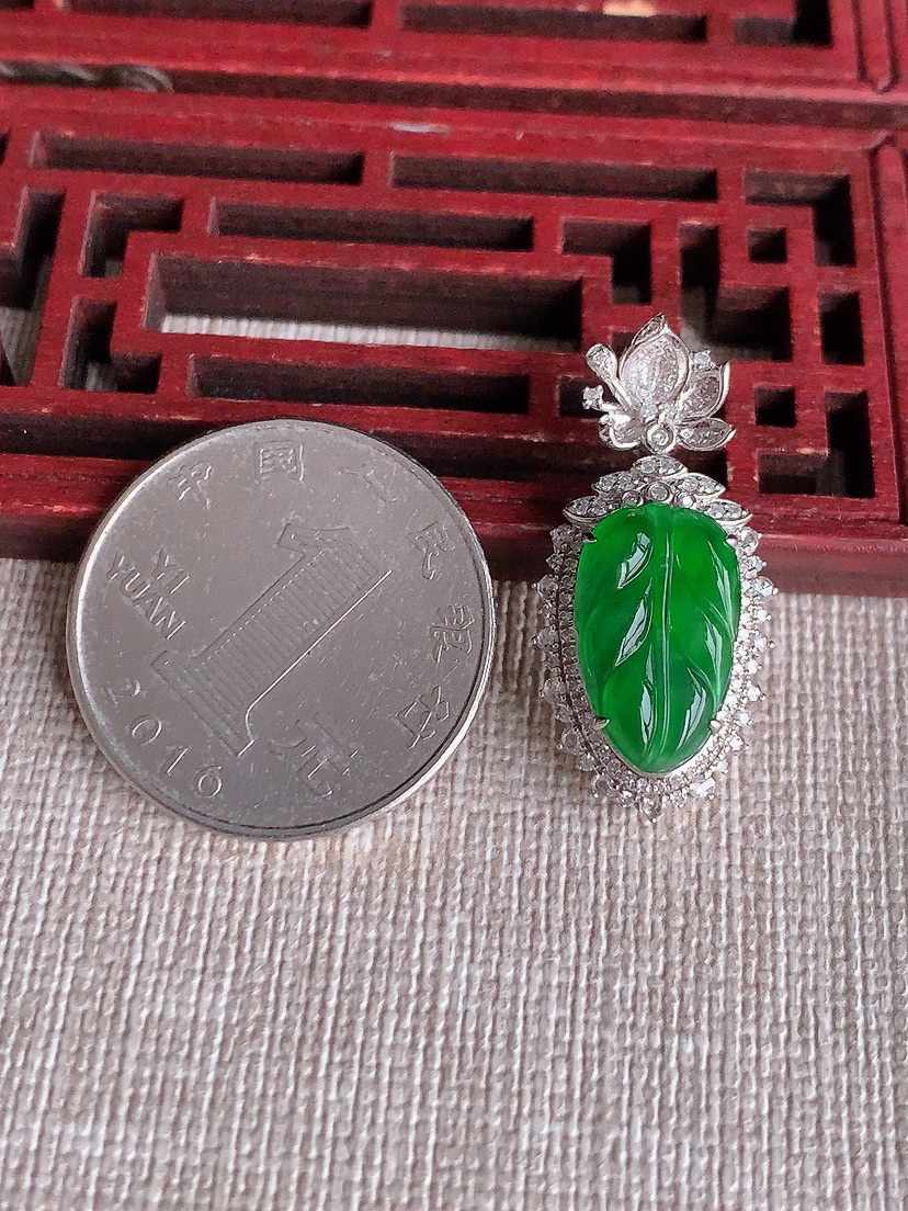 天然A货翡翠18K金伴钻镶嵌满绿叶子金枝玉叶吊坠 
尺寸28.8-13.8-9.3裸石15-9mm 重量4.10g 0403