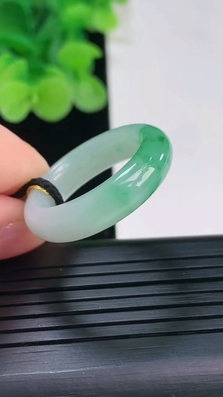 天然A货翡翠指环戒指尺寸19.2-6-3.8重量:5.06g2026年4月6日
工厂直销收藏佳品,种好水足，色泽均匀，有种有色，上手高大气！