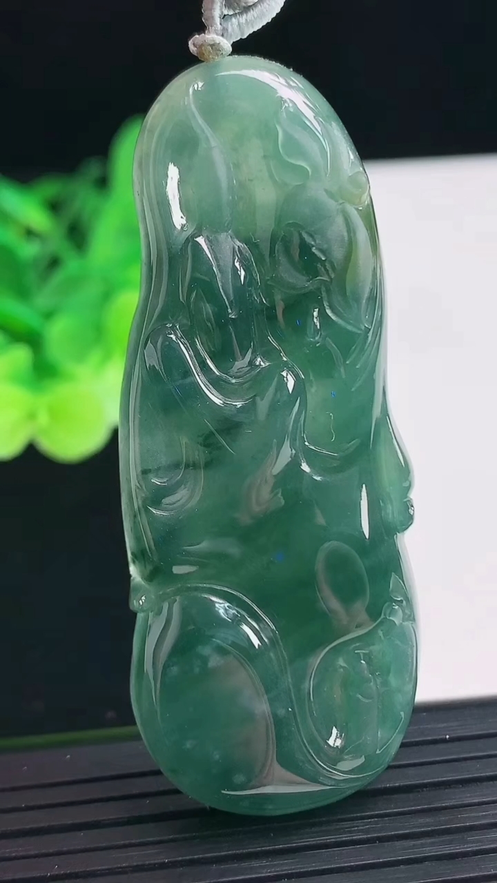 天然A货翡翠蓝水无相观音吊坠尺寸65.2-26.2-7.3重:27.25g 555
4月6日