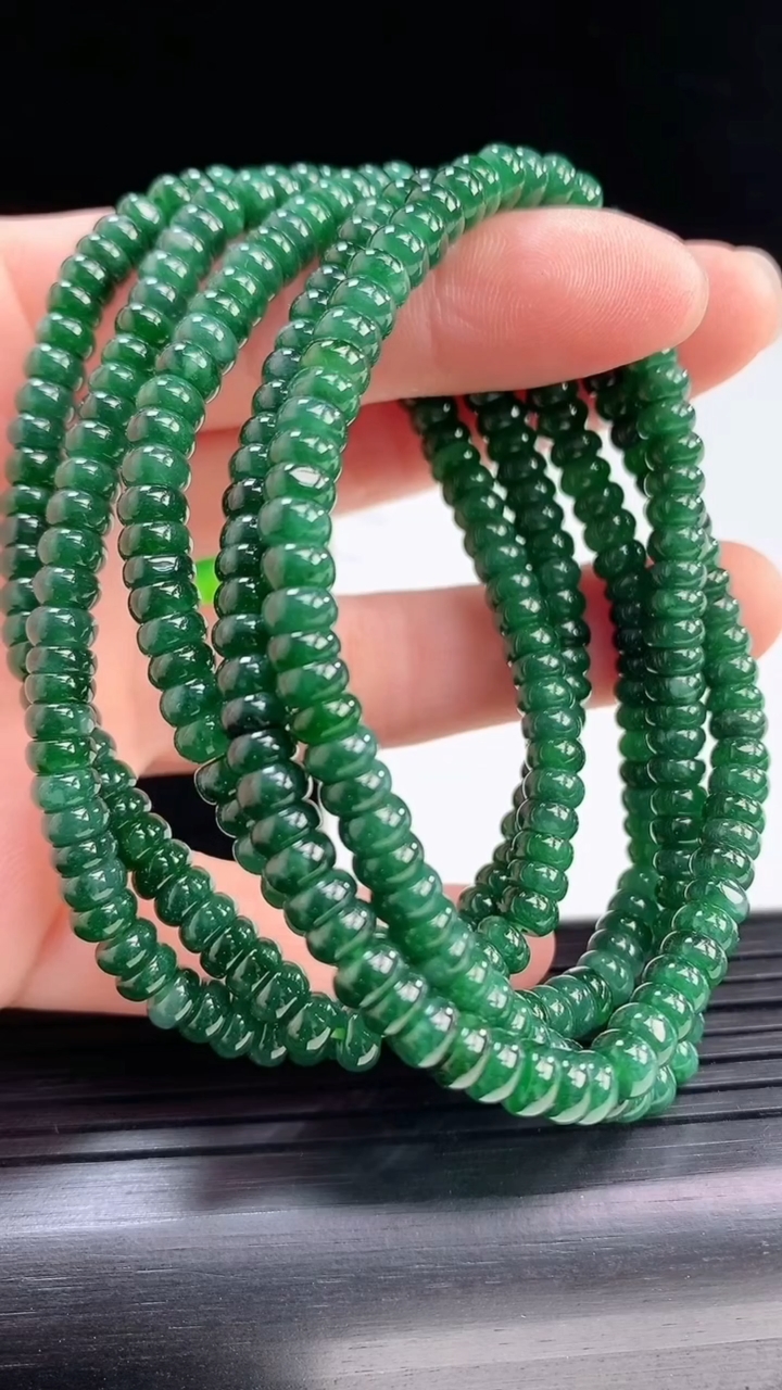天然A货翡翠蓝水算盘珠手串5条尺寸4.7-70颗重:8.86g 7704月6日
工厂直销收藏佳品,种